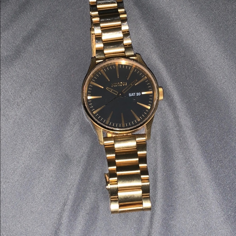 Nixon sentry ss gold watch